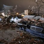 Bursa’da kuvvetli rüzgar nedeniyle duvar araçların üstüne devrildi