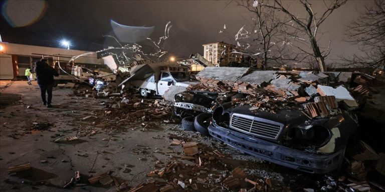 Bursa’da kuvvetli rüzgar nedeniyle duvar araçların üstüne devrildi