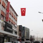 Saadet Konya, binasına Türk Bayrağı astı