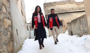 “Kırmızı yelekliler’’ sosyal destek için karlı yolları aşıyor
