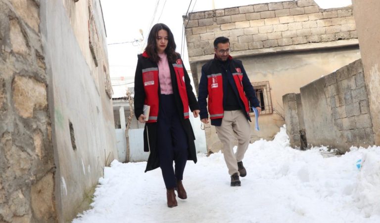 “Kırmızı yelekliler’’ sosyal destek için karlı yolları aşıyor