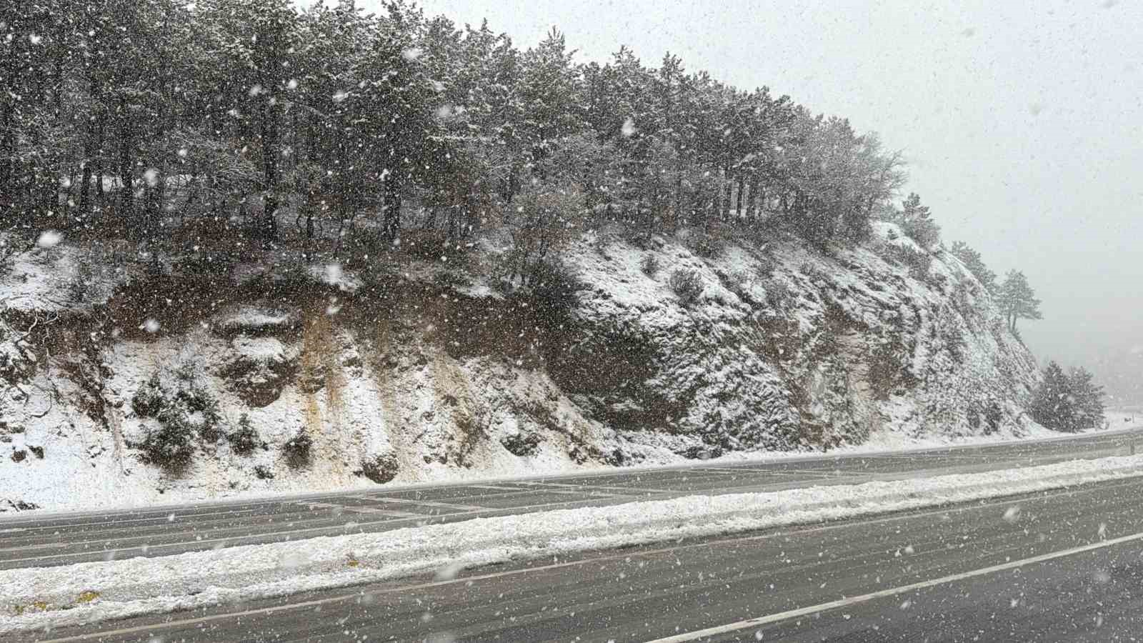 Afyon’un yükseklerine kar yağdı