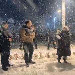 Protokol vatandaşlarla kar topu oynadı