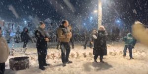 Protokol vatandaşlarla kar topu oynadı