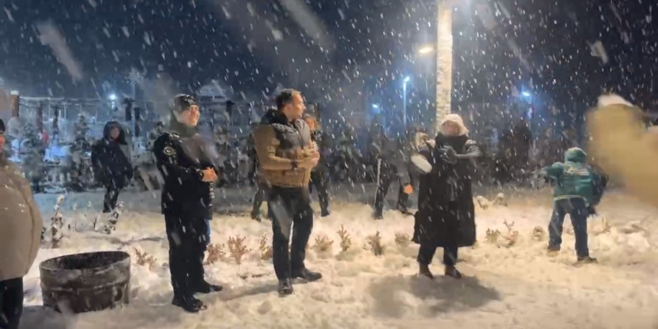 Protokol vatandaşlarla kar topu oynadı
