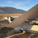 Fırtınada uçan çatının altında kalarak yaşamını yitirdi