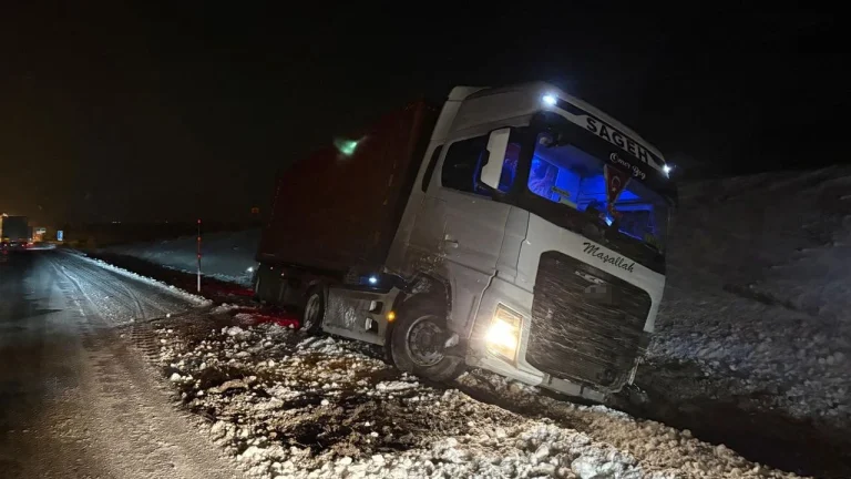 Tam yirmi araç kazaya karıştı! Tırlardan 3’ü makasladı