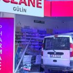 Fren yerine gaza basınca eczaneye girdi