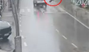 Yaya geçidinde otomobilin çarptığı kadın 13 günlük yaşam mücadelesini kaybetti