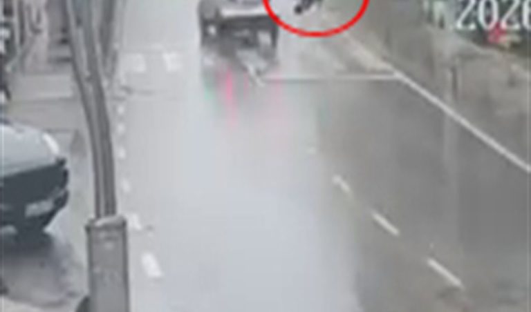 Yaya geçidinde otomobilin çarptığı kadın 13 günlük yaşam mücadelesini kaybetti