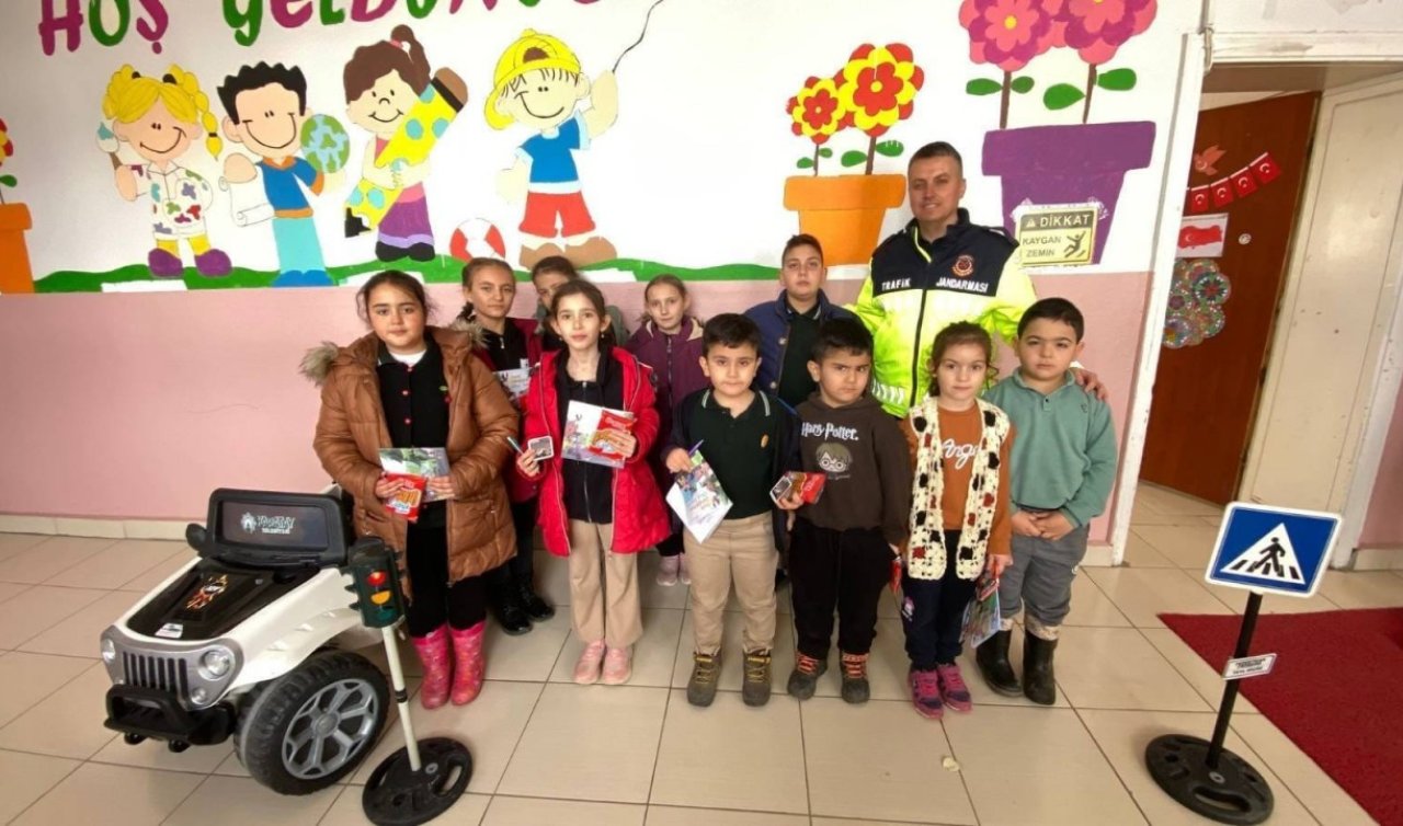 Konya’da jandarma ekiplerinden öğrencilere ve sürücülere trafik eğitimi