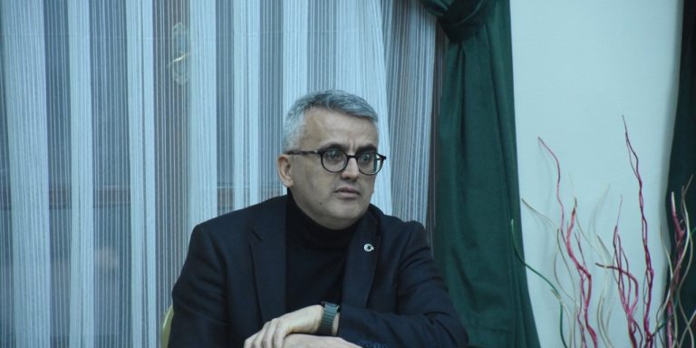 Okuyunca çok etkilendiği Kutadgu Bilig eserini iki yıldır anlatıyor