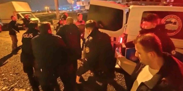 Komşuların gürültü tartışması tabanca ve bıçaklı kavgaya dönüştü: 7 gözaltı