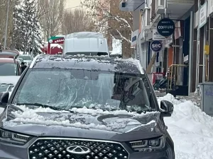 Ardahan’da Kar ve Buz Kütlesi Otomobile Zarar Verdi