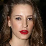 Serenay Sarıkaya Kimdir?