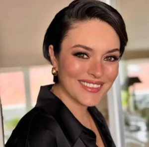 Ezgi Mola Kimdir?